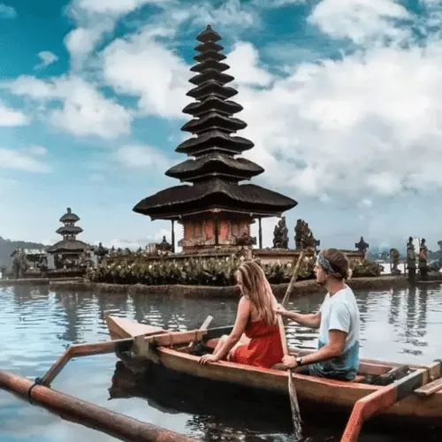 take-family-photo-in-ulun-danu-beratan-temple