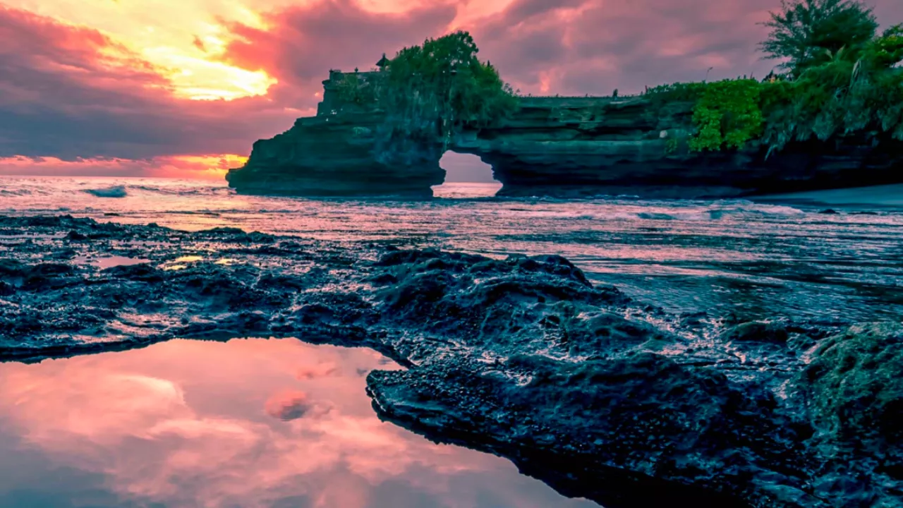 batu-bolong-and-echo-beach