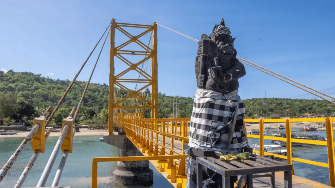 exploring-the-famous-yellow-bridge-to-nusa-lembongan